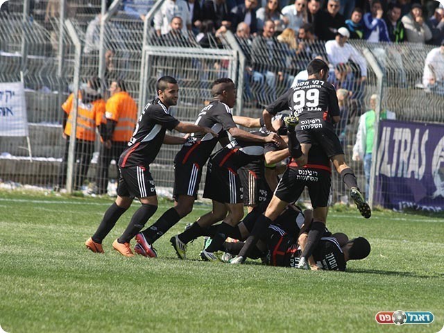 חוגגים את הראשון (צילום: שלומי גבאי)